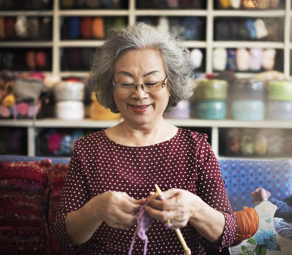 Senior woman and knitting hobby Conceito — Fotografia de Stock