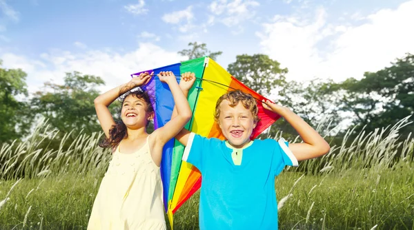 Niños alegres jugando con cometa — Foto de Stock