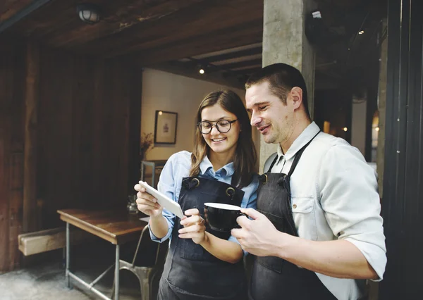 Mujer y hombre cerca de la cafetería —  Fotos de Stock