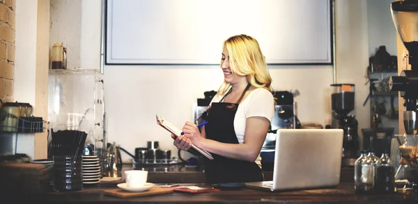 Barista bereitet Kaffee zu — Stockfoto