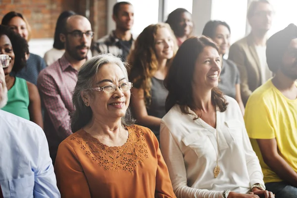 Diversidad de las personas en reunión —  Fotos de Stock