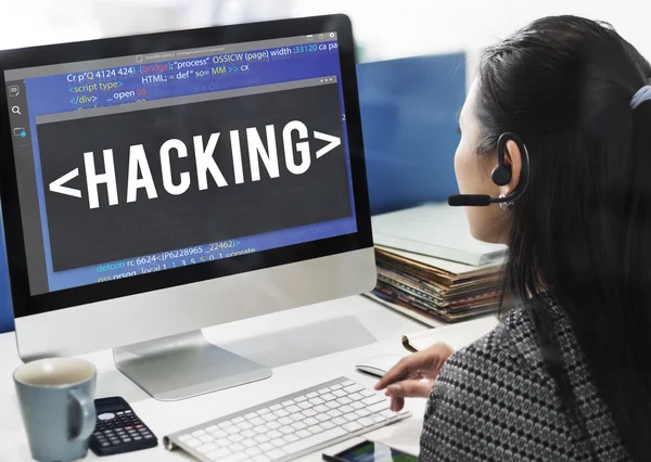 Computer mit Hackerangriff auf Monitor — Stockfoto