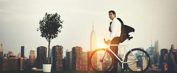 Uomo d'affari in bicicletta — Foto Stock