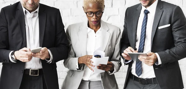 Gruppe von Leuten, die etwas Brainstorming betreiben, diskutieren und planen — Stockfoto