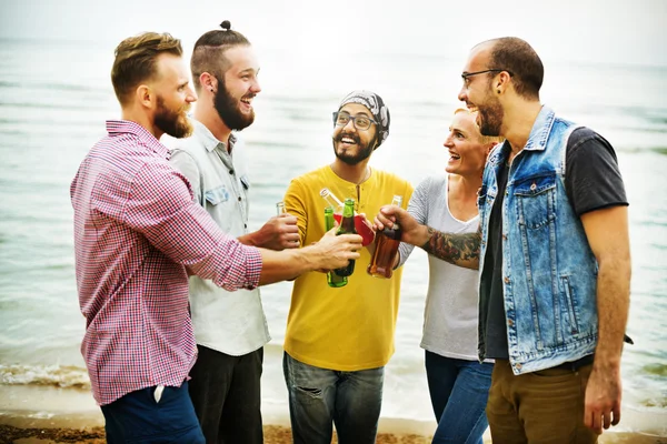 Arkadaşlar kutlama sahilde