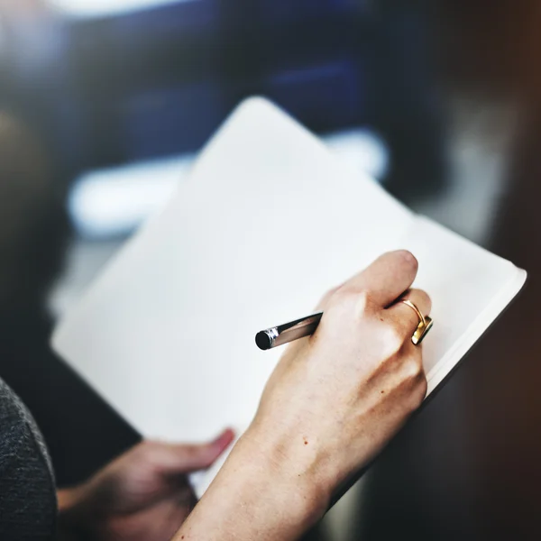 Femme d'affaires écrit dans un cahier — Photo