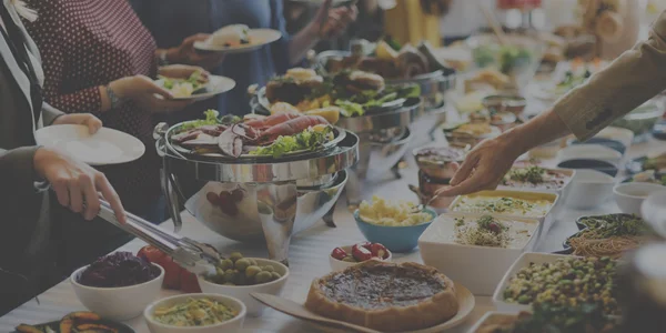 Vrienden met verschillende eten en drinken — Stockfoto