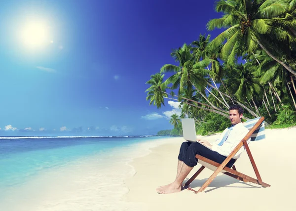 Hombre con portátil en la isla tropical —  Fotos de Stock