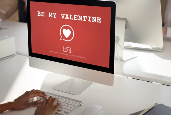 Computer con Be My Valentine sullo schermo — Foto Stock