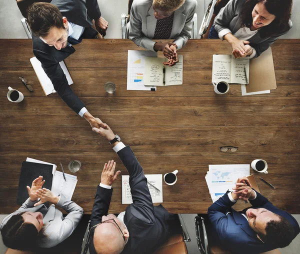 Grupo de personas haciendo una lluvia de ideas, discutiendo y planeando algo — Foto de Stock