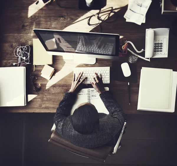 Empresario trabajando en computadora — Foto de Stock