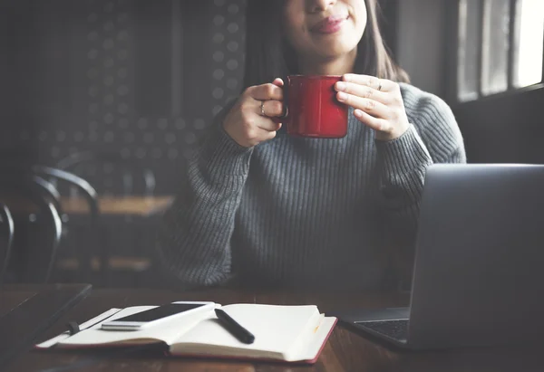 Belle femme avec café — Photo