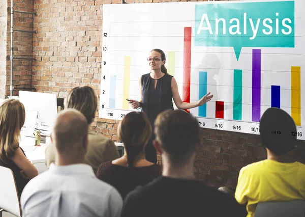 Personas en conferencia con análisis — Foto de Stock