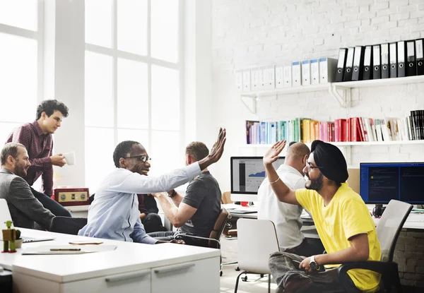 Diversiteit mensen werkzaam in kantoor — Stockfoto