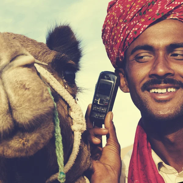 Asijský muž mluví po telefonu — Stock fotografie