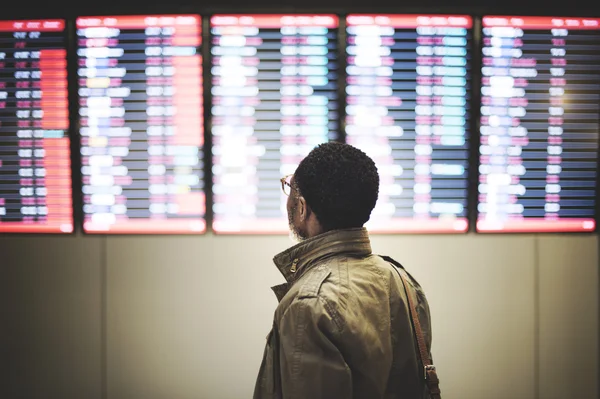 Biznesmen czekanie na lotnisku — Zdjęcie stockowe