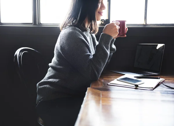 Asiatische Frau und Kaffee — Stockfoto