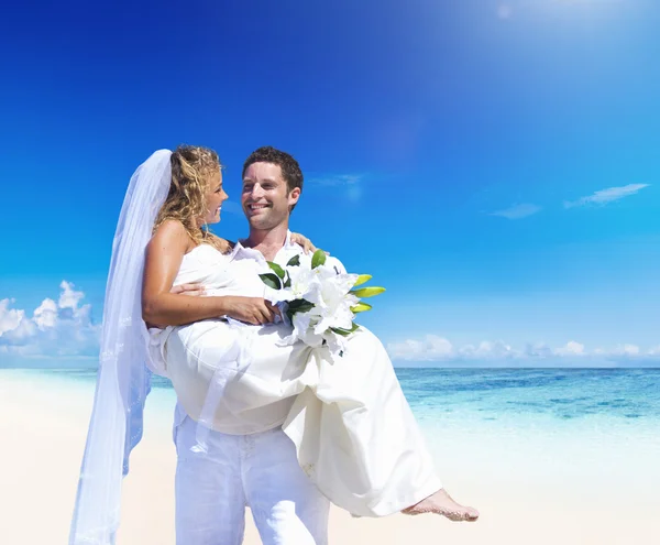 Пара весілля на пляжі — стокове фото