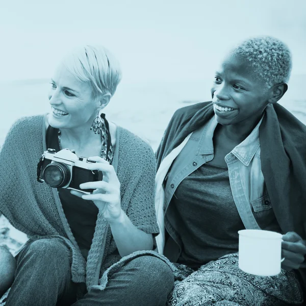 Freunde im Strandurlaub-Konzept — Stockfoto