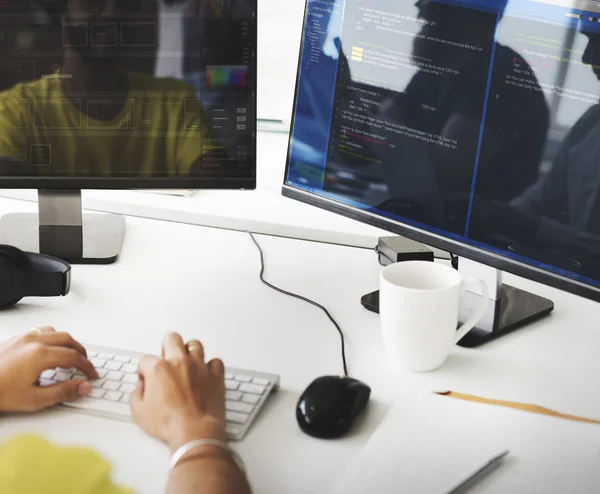 Ordenador con código binario en el monitor — Foto de Stock