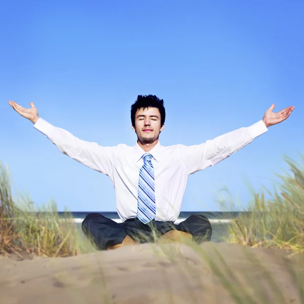 Empresario Relajación al aire libre en la playa — Foto de Stock