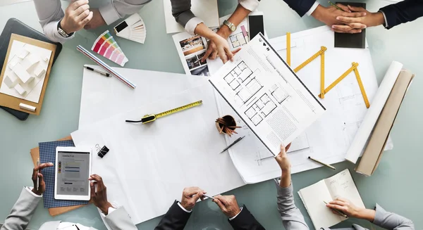 Grupo de personas haciendo una lluvia de ideas, discutiendo y planeando algo — Foto de Stock