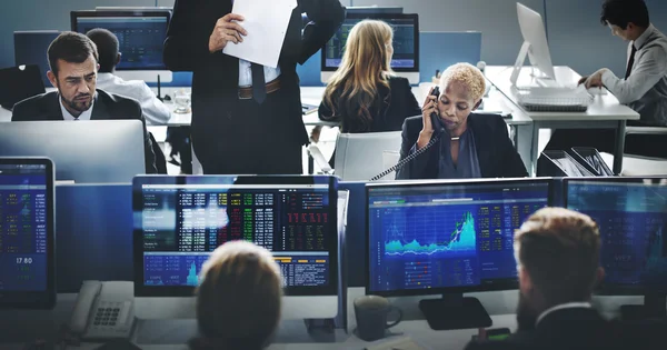 Uomini d'affari che lavorano e borsa — Foto Stock