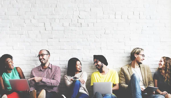 Diversidad amigos cerca de la pared — Foto de Stock