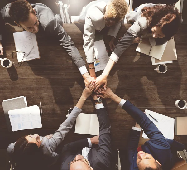 Grupo de personas haciendo una lluvia de ideas, discutiendo y planeando algo — Foto de Stock