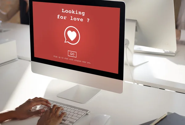 Computer with Looking for love on screen — Stock Photo, Image