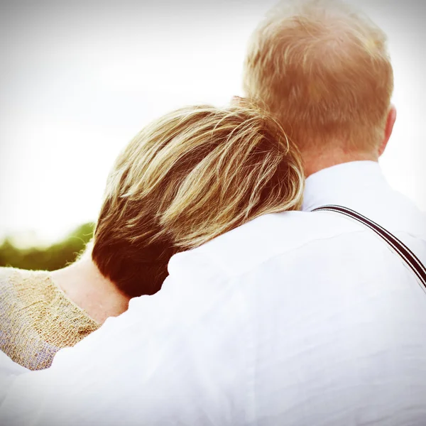 Para żona i mąż przytulanie — Zdjęcie stockowe