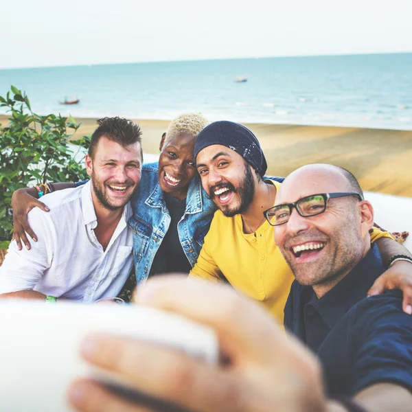 Mångfald vänner att göra Selfie foto koncept — Stockfoto