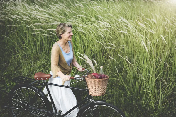Starszy kobieta z rowerów — Zdjęcie stockowe