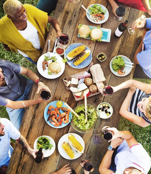 Personnes à manger en plein air — Photo