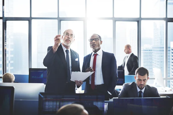 Geschäftsleute im Büro — Stockfoto