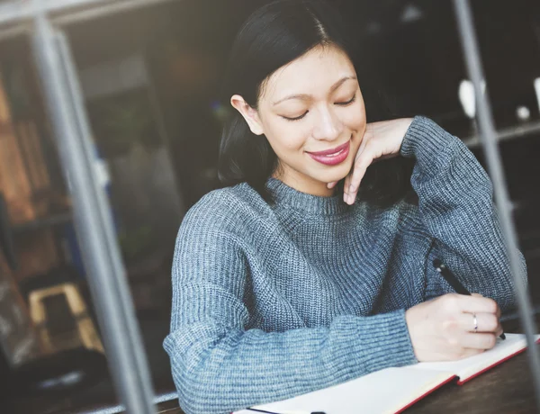 Aziatische vrouw schrijven Memo — Stockfoto