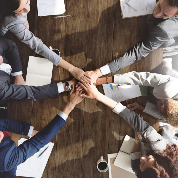 Grupo de personas haciendo una lluvia de ideas, discutiendo y planeando algo — Foto de Stock