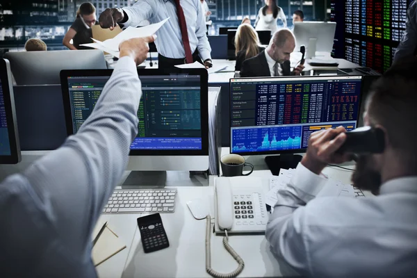 Obchodní lidé pracující a akciový trh — Stock fotografie