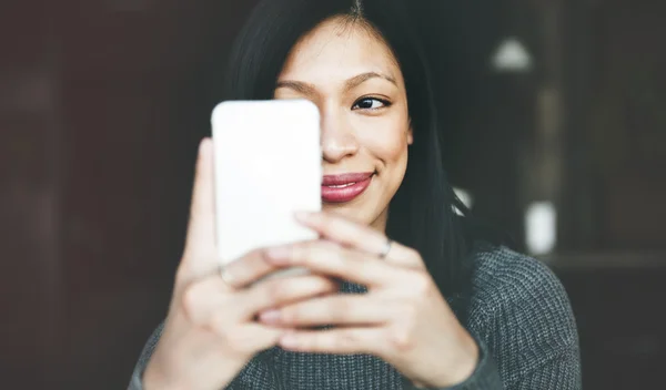 Mulher usando smartphone — Fotografia de Stock