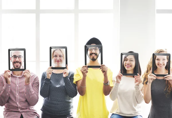 La gente se sienta en un alféizar de ventana — Foto de Stock