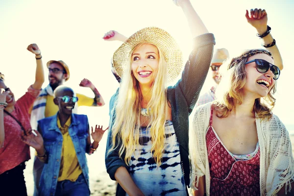 Tiener vrienden bij Beach Party Concept — Stockfoto