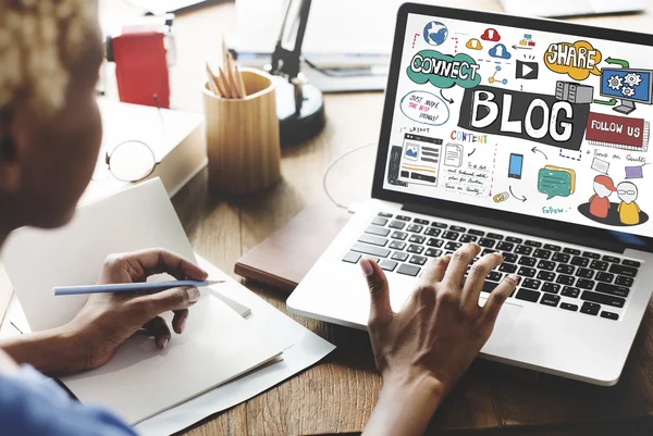 Woman working on laptop with blog — Stock Photo, Image