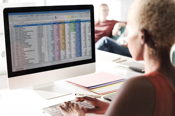 Frau arbeitet am Computer — Stockfoto