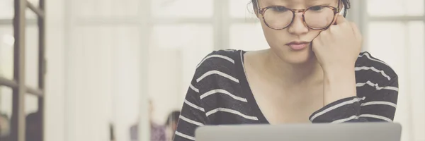 Estudando em Conceito de Internet — Fotografia de Stock