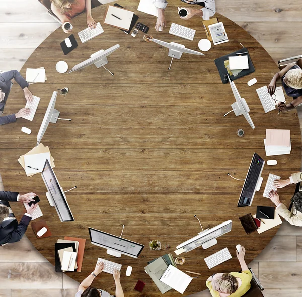 Zakelijke team dat werkt op computers — Stockfoto