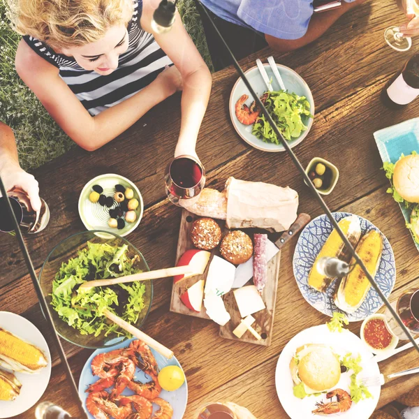 Mensen in de buitenlucht dineren — Stockfoto
