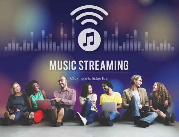Diversity-Freunde nahe Mauer mit Musik-Streaming — Stockfoto