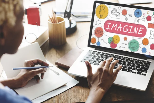 Mujer mostrando en monitor con imaginar —  Fotos de Stock