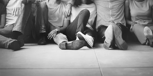 Ποικιλομορφία φίλοι κάθεται στο πάτωμα — Φωτογραφία Αρχείου