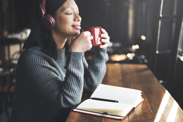 Kobieta w słuchawkach słucha muzyki — Zdjęcie stockowe